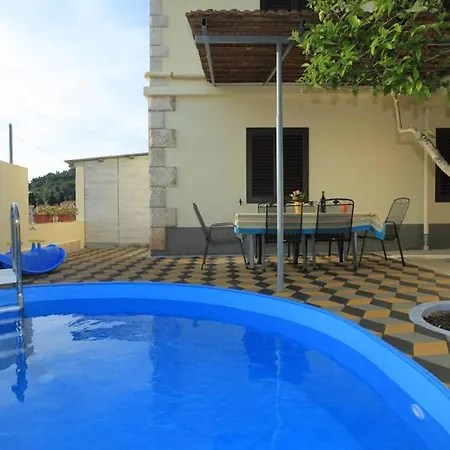Appartement Holiday With Pool Rozita