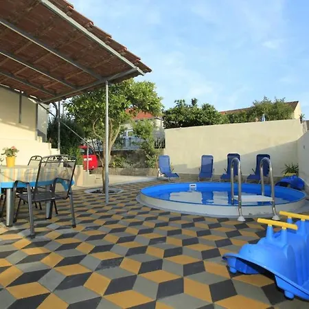 Appartement Holiday With Pool Rozita