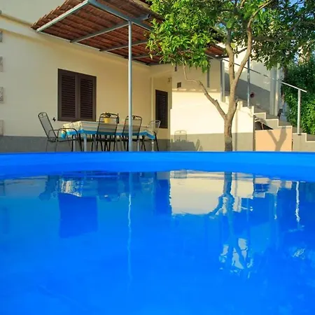 Appartement Holiday With Pool Rozita